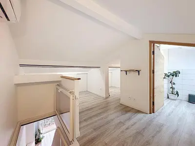 an empty living room with a vaulted ceiling at Spacieux 3p Nice Riquier terrasse clim parking in Nice