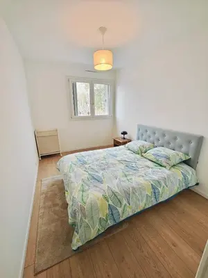 a bedroom with a bed and a light at Appartement lumineux avec terrasse à Nice in Nice