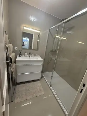 a bathroom with a shower and a sink at Deux pièces moderne avec balcon & Vue dégagée in Nice