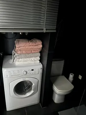a small bathroom with a washing machine and a toilet at Appart Centre ville à 2 min à pied de la mer in Nice