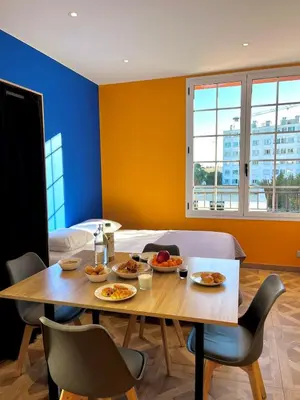 a room with a table with plates of food on it at Oiseau du paradis studio central pour 4 personnes in Cagnes-sur-Mer