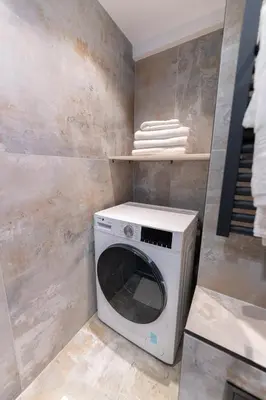 a laundry room with a washing machine and towels at Loft de 6 couchages, bord de mer à Nice in Nice