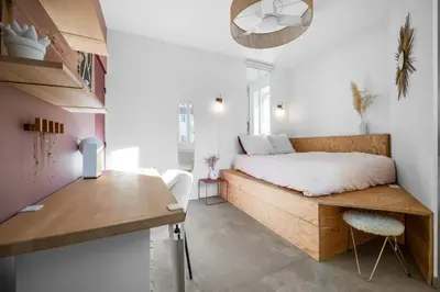 a small room with a bed and a desk at Maison Nice - Plage 300m - Parking in Nice