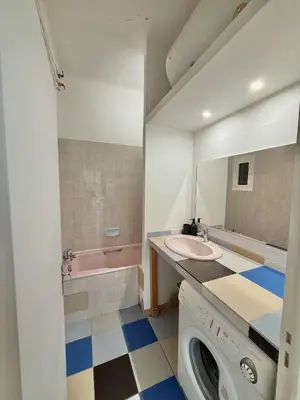 a bathroom with a sink and a washing machine at Vue mer panoramique, plage et Promenade à pied in Nice