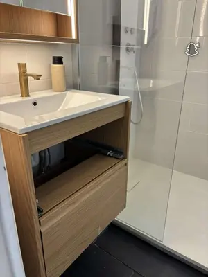 a bathroom with a sink and a shower at 3 Pièces avec Terrasse sans vis à vis in Nice