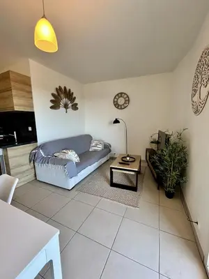 a kitchen with a stove and a washing machine at Appartement calme proche Nice à 20 min des plages in Colomars
