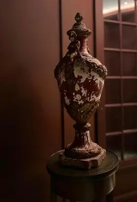 a vase sitting on top of a table at Chambre Gounod in Nice