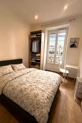 a bedroom with a large bed and a window at Moderne 3 chambres, 2 douches, proche gare, wifi in Nice