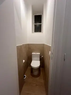 a small bathroom with a toilet and a window at Moderne 3 chambres, 2 douches, proche gare, wifi in Nice