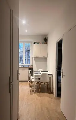 a kitchen and dining room with a table and chairs at Moderne 3 chambres, 2 douches, proche gare, wifi in Nice