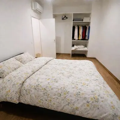 a bedroom with a large bed and a closet at Moderne 3 chambres, 2 douches, proche gare, wifi in Nice