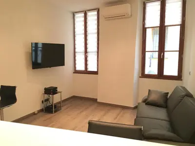 a living room with a couch and a flat screen tv at Gallo Comfort in Nice