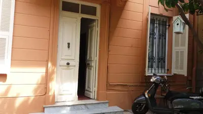 a scooter parked in front of a house at Studio dans la Villa 