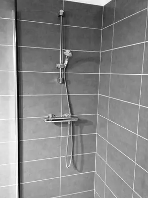a shower with a hose in a bathroom at Studio équipé à 9mn à pied du centre ville et de la plage in Nice