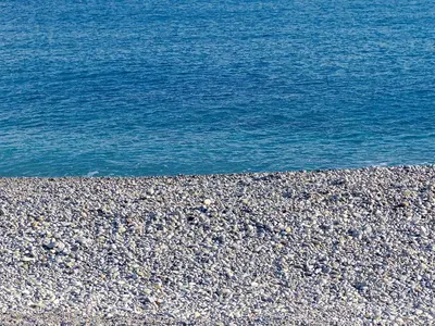 a rocky beach with the ocean in the background at Appartement Musiciens in Nice