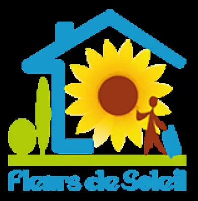 a person standing in front of a house with a sunflower at Chambre calme centre Nice labellisée in Nice