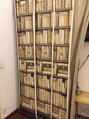 a book shelf filled with books in a room at Chambre calme centre Nice labellisée in Nice