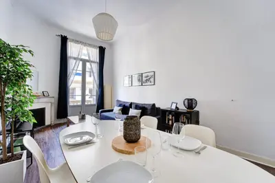 a dining room with a white table and chairs at L'Écrin Blanc Niçois - Welkeys in Nice