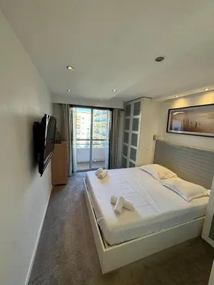 a bedroom with a bed with two towels on it at SIENA - Appartement 6 personnes avec Terrasse et Jacuzzi plein cœur centre-ville quartier du Port de Nice in Nice