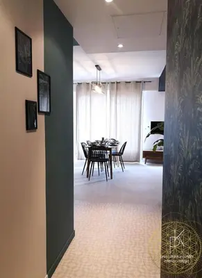 a dining room with a table and chairs at Appartement Carré d'Or Vue sur Mer in Nice