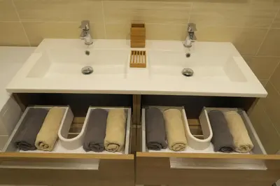a bathroom with a white sink and towels at Carré d’Or Appt 4 Pièces moderne et spacieux in Nice