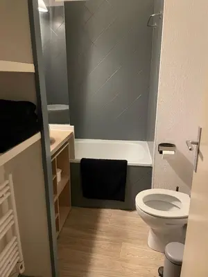 a bathroom with a toilet and a tub and a sink at Les Palmiers à 700m de la mer in Nice