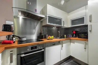 a kitchen with white cabinets and a stove top oven at PREF 2 · F4 - VASTE ET BOURGEOIS ,3 CHAMBRES, ASCENSEUR, VX-NICE in Nice
