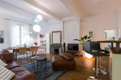 a living room with a couch and a fireplace at PREF 2 · F4 - VASTE ET BOURGEOIS ,3 CHAMBRES, ASCENSEUR, VX-NICE in Nice