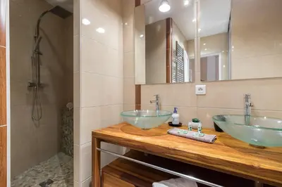 a bathroom with two sinks and a shower at PREF 2 · F4 - VASTE ET BOURGEOIS ,3 CHAMBRES, ASCENSEUR, VX-NICE in Nice
