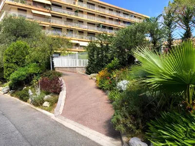 a path in front of a building with plants at Oasis Méditerranéen Piscine & Parking Calme absolu in Nice