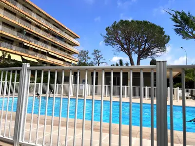 a swimming pool in front of a building at Oasis Méditerranéen Piscine & Parking Calme absolu in Nice