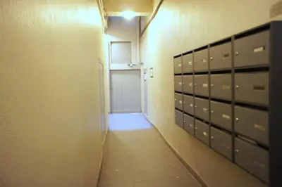 a hallway with lockers and a door in a room at Ze Perfect Place - Superbe Studio Vieux Nice - calme et climatisé in Nice