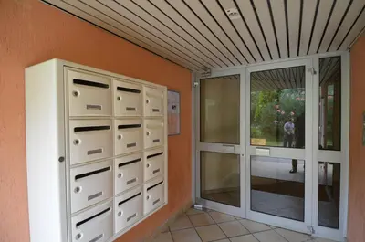 a room with lockers and a wall with a window at PLEIN CIEL - Appartement 5 personnes avec piscine sur la Corniche Fleurie à Nice in Nice
