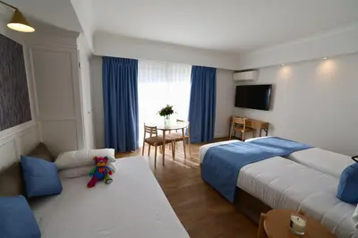 a living room with a couch and a table at Résidence Carlton - Rénovée avec Piscine in Beaulieu-sur-Mer