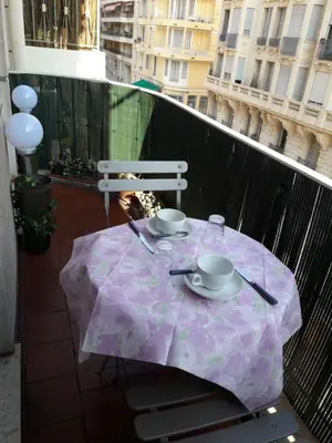 a purple table with two cups on a balcony at Le Catinat in Nice
