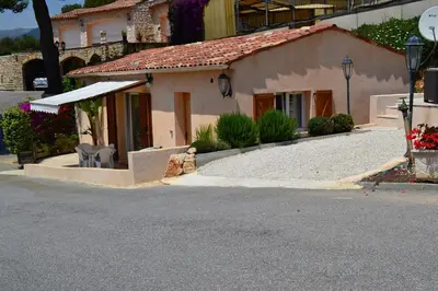 a small house on the side of a street at La petite maison in La Gaude