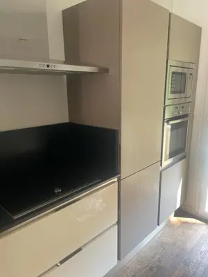 an empty kitchen with a microwave and a stove at Appartement moderne 4p hypercentre de nice in Nice