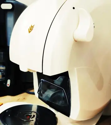 a white sewing machine sitting on top of a table at Nuances d'Azur - Bel Azur in Nice