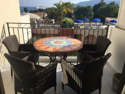 a table and four chairs on a balcony at Nyrenoverad lägenhet med havsutsikt in Villefranche-sur-Mer