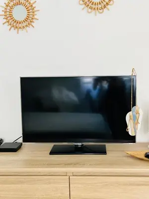 a flat screen tv sitting on top of a dresser at Charmant Studio en bord de Mer in Nice