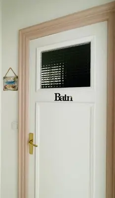 a door with the word bath written on it at Charmant Studio en bord de Mer in Nice