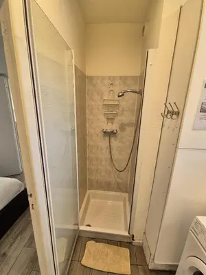 a bathroom with a shower with a glass door at Plein centre Appartement climatisé et spacieux avec grande terrasse sur le toit à Nice in Nice