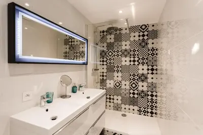 a white bathroom with a sink and a mirror at Rossini Centre Ville - Proche Tram in Nice