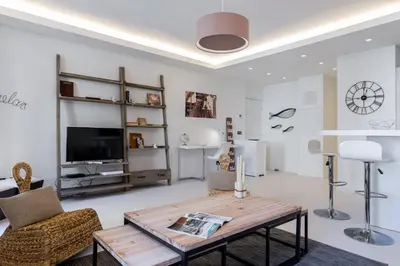 a living room with a coffee table and a tv at DALPOZZO HYPER CENTRE PROCHE MER in Nice