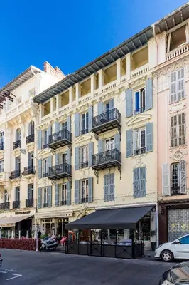 a large building with a black awning in front of it at DALPOZZO HYPER CENTRE PROCHE MER in Nice
