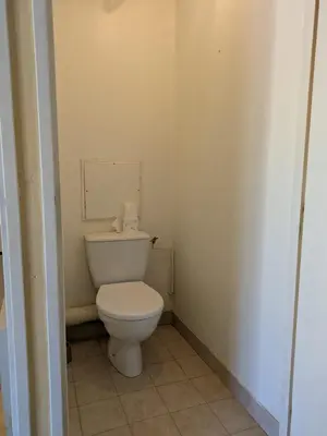 a bathroom with a toilet with a mirror on the wall at Appartement F2 à 50 m de la plage in Nice