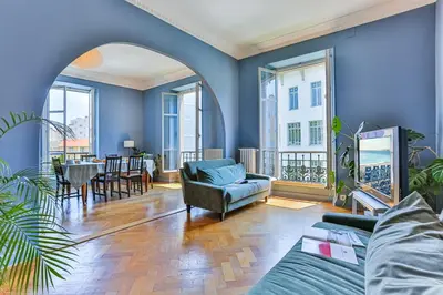 a living room with blue walls and a table and chairs at Maison Bianchi - 24 Paul Deroulede in Nice