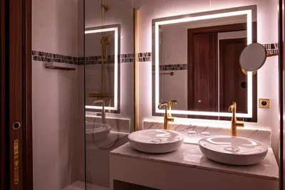 a bathroom with two sinks and a mirror at Résidence Aston la Scala in Nice
