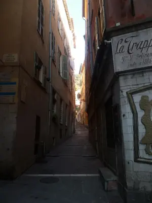an alley way in an alley between buildings at Hotel Rossetti in Nice