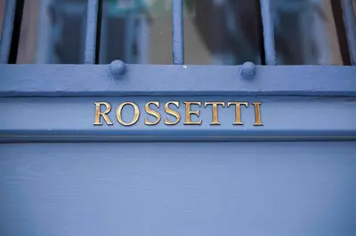 a sign that says recesseenth on a blue bench at Hotel Rossetti in Nice